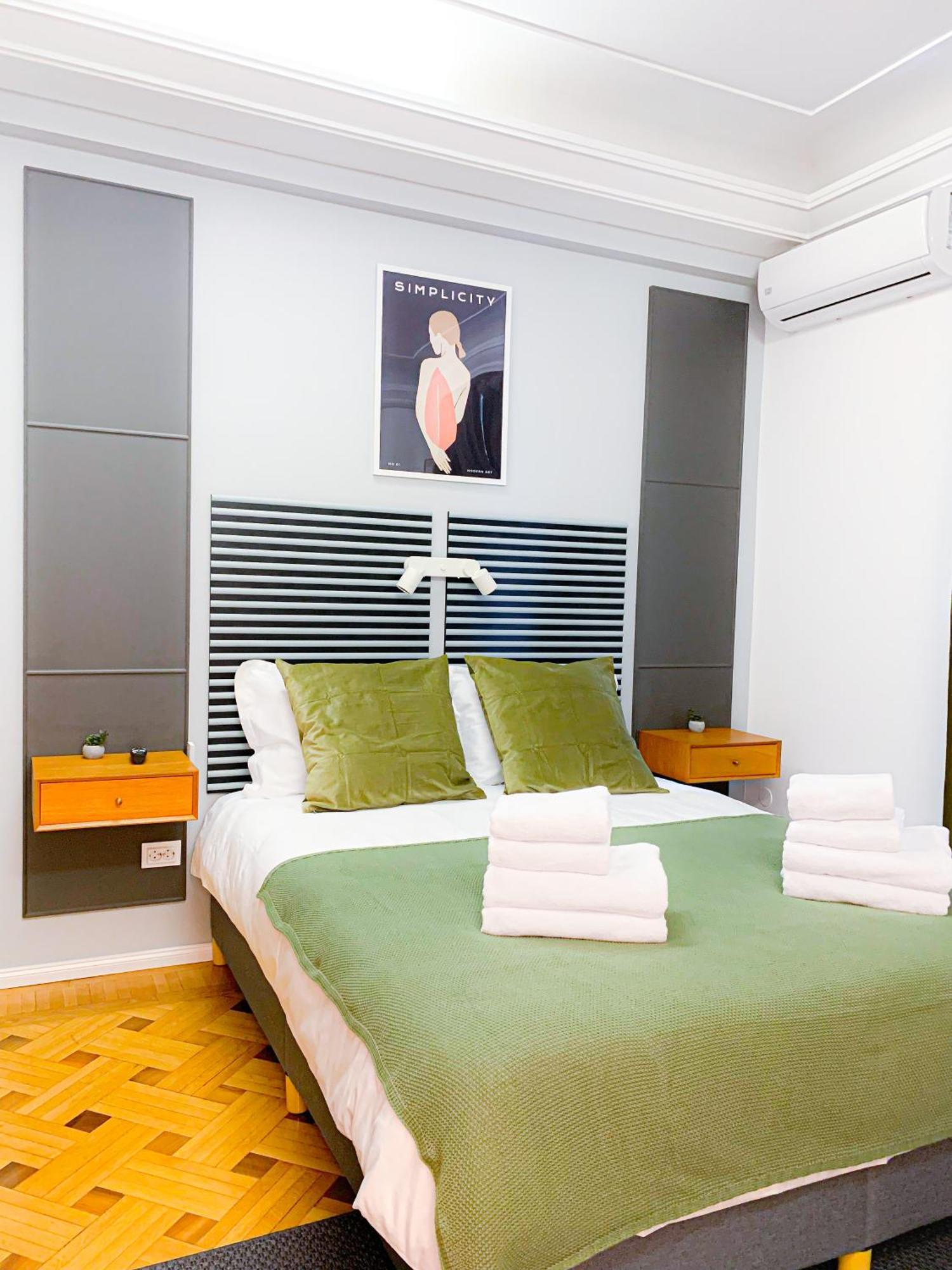 Chic Urbana: 140sqm 5-bedroom Downtown Gem *