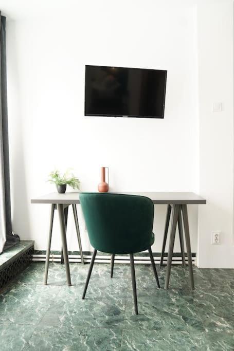 Chic Urbana: 140sqm 5-bedroom Downtown Gem Apartment