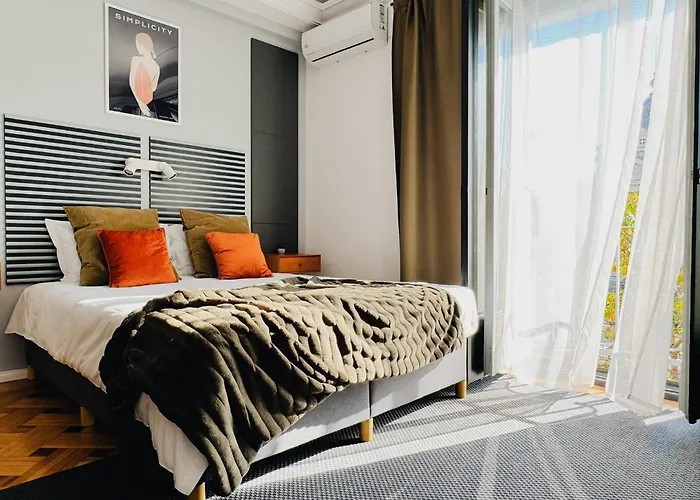 Chic Urbana: 140Sqm 5-Bedroom Downtown Gem