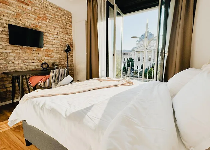 Chic Urbana: 140Sqm 5-Bedroom Downtown Gem