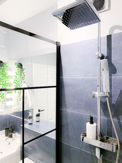 Chic Urbana: 140sqm 5-bedroom Downtown Gem Bucarest