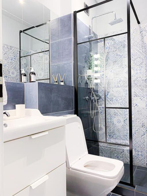 Appartamento Chic Urbana: 140sqm 5-bedroom Downtown Gem *