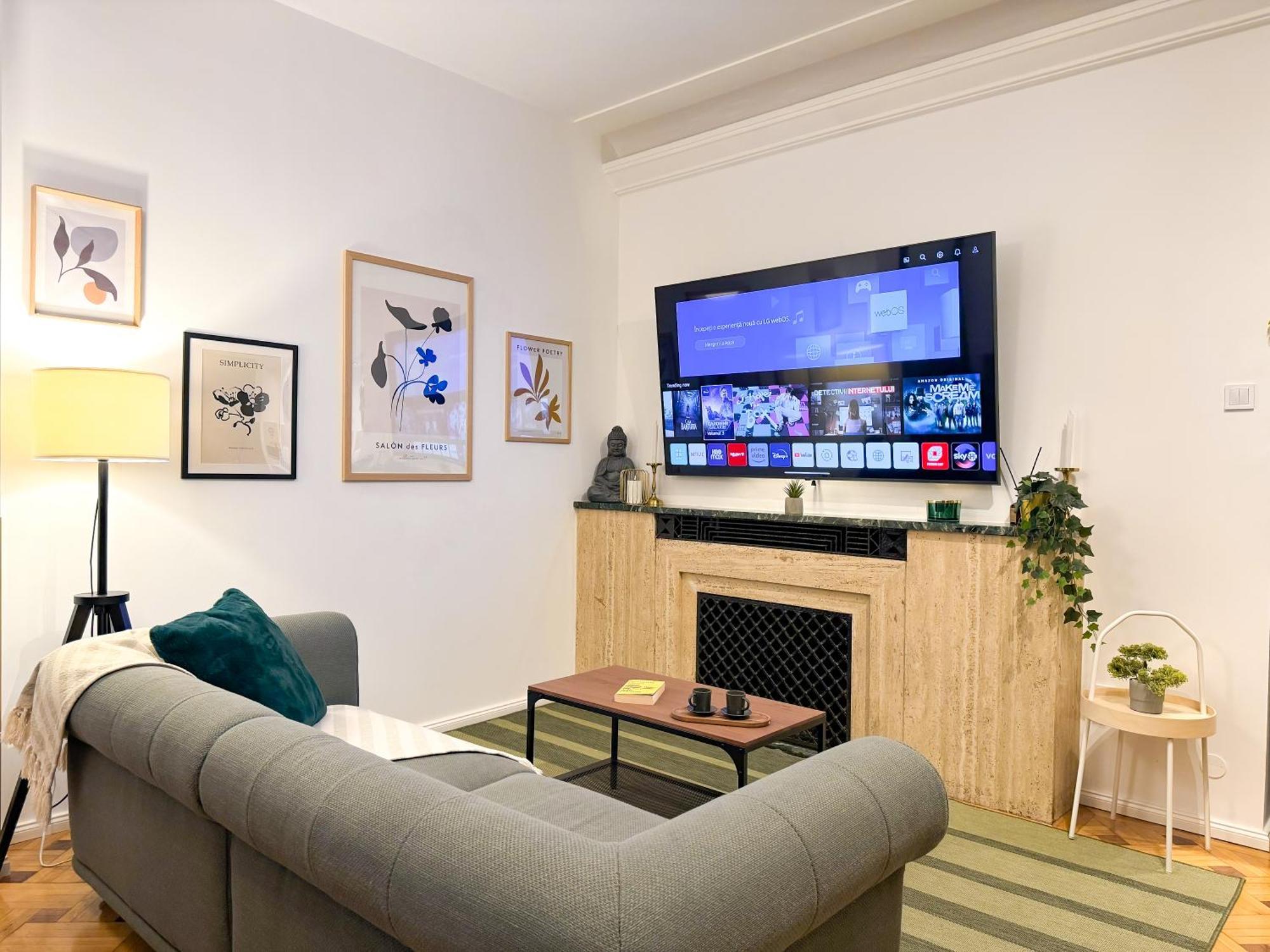 Chic Urbana: 140sqm 5-bedroom Downtown Gem Appartamento