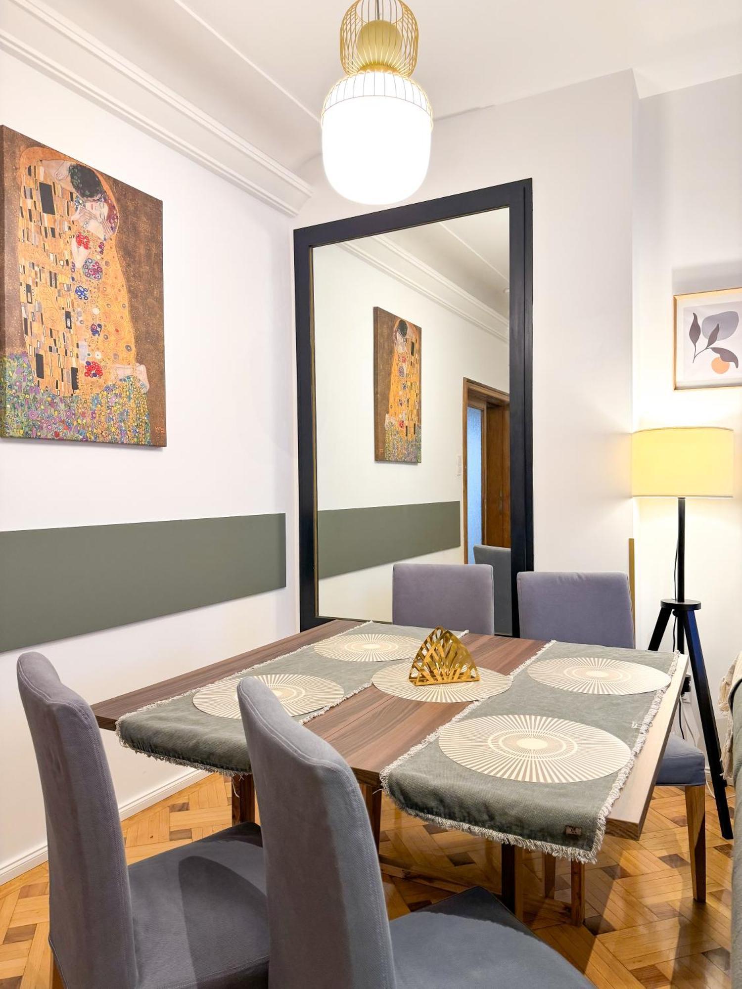 Chic Urbana: 140sqm 5-bedroom Downtown Gem Bucarest