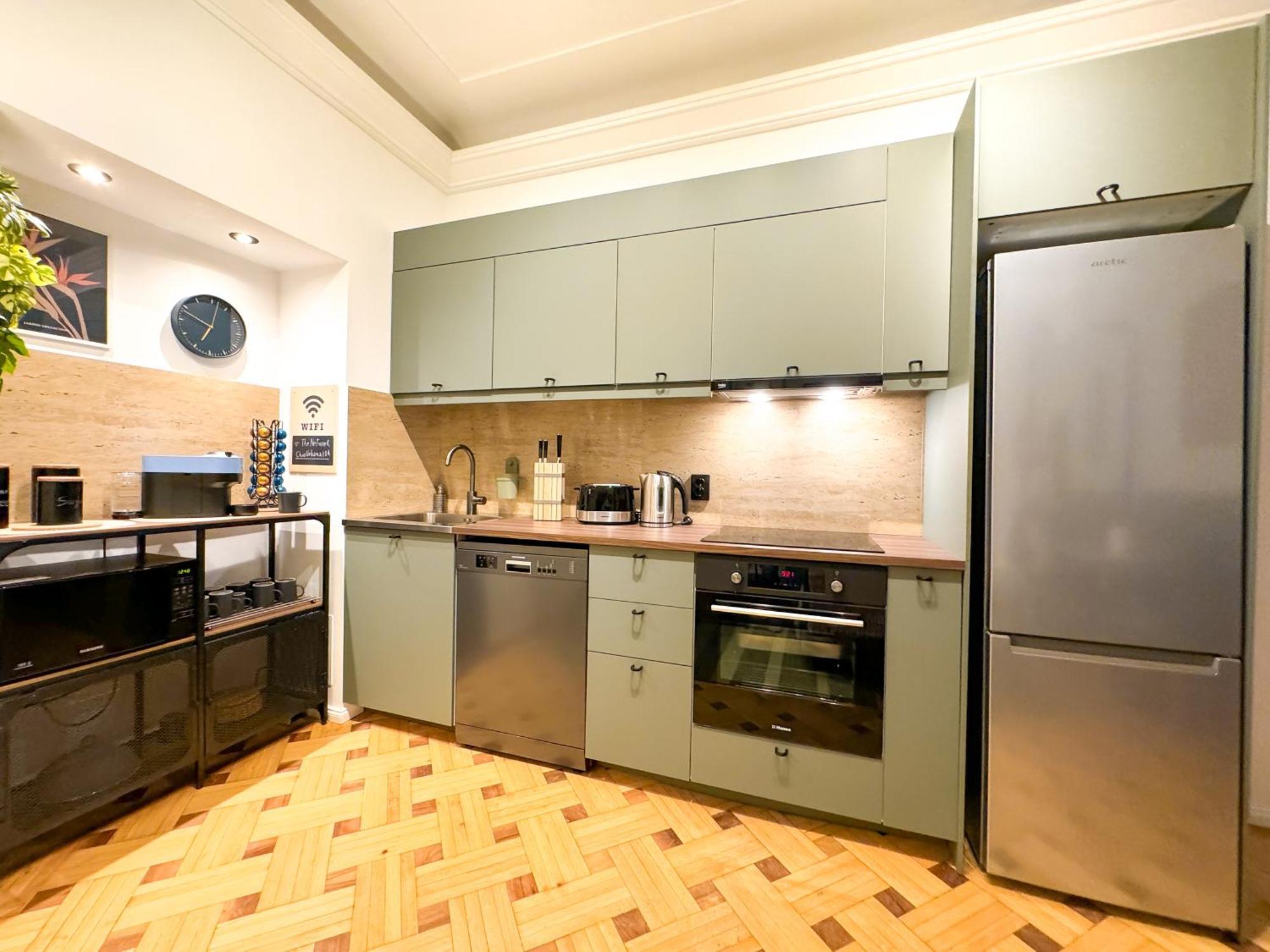 Appartamento Chic Urbana: 140sqm 5-bedroom Downtown Gem