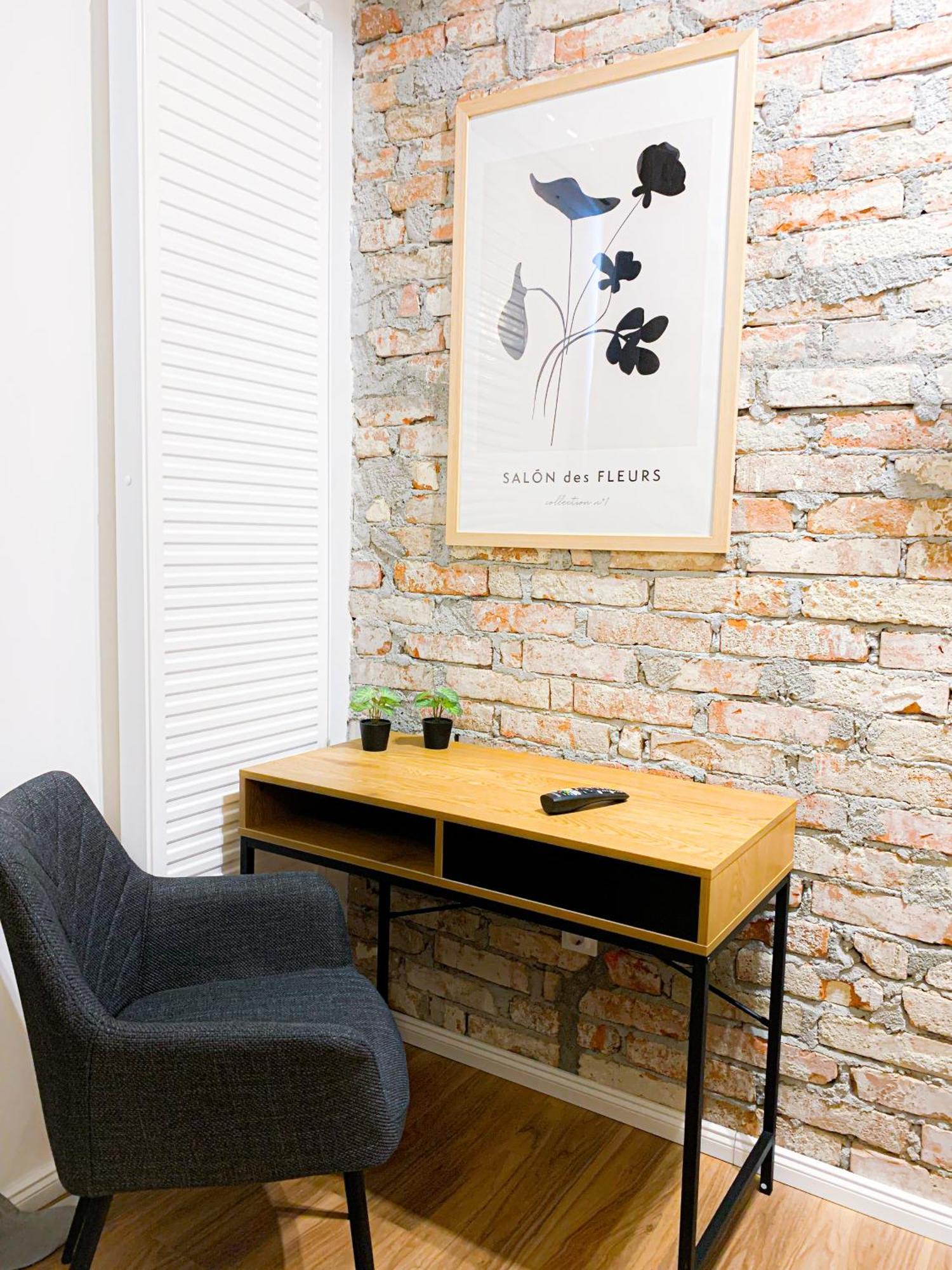 Chic Urbana: 140sqm 5-bedroom Downtown Gem Appartamento *