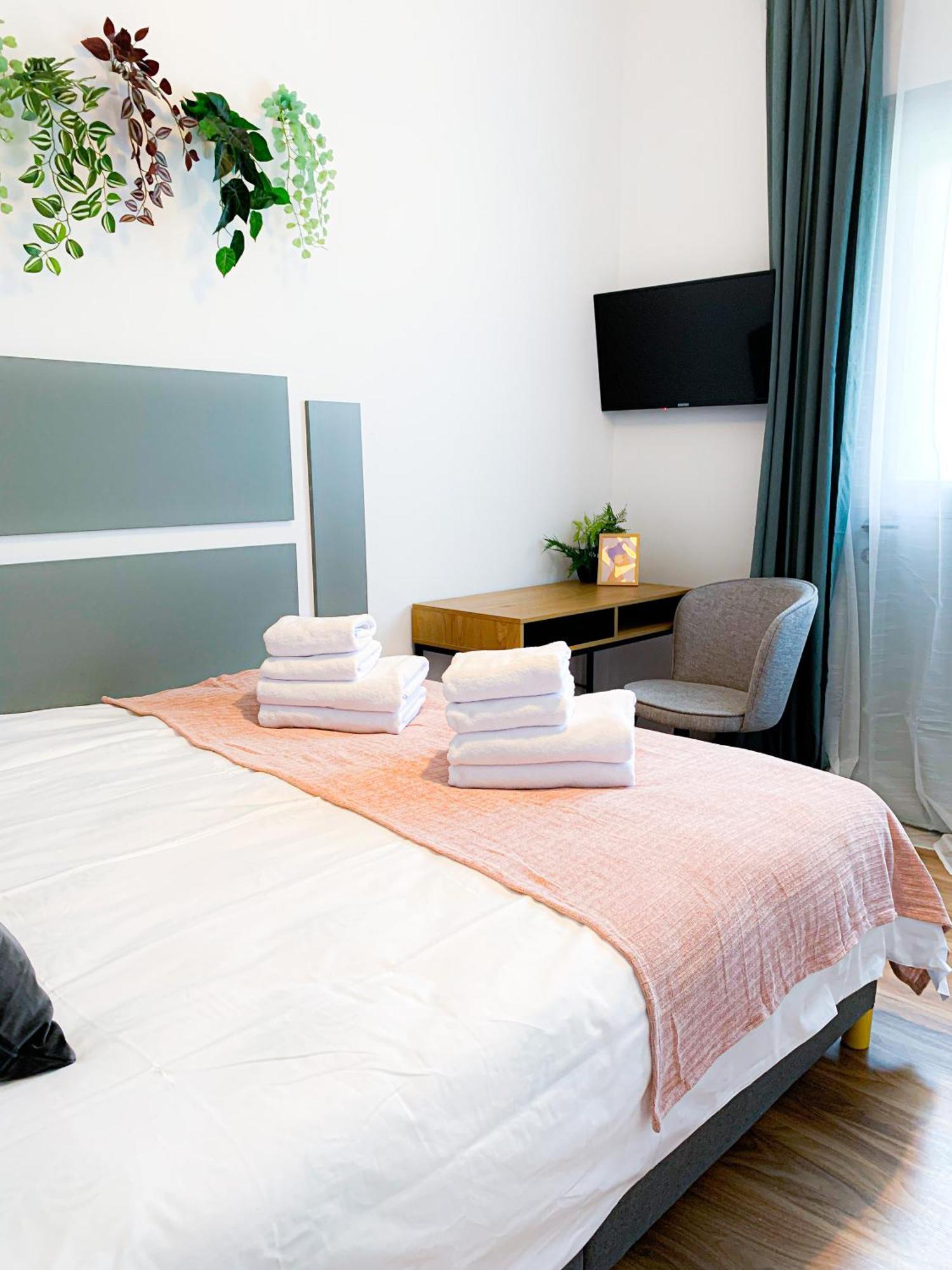 Chic Urbana: 140sqm 5-bedroom Downtown Gem Appartamento *