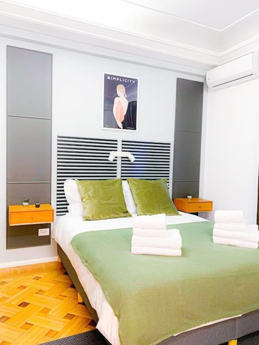 Appartamento Chic Urbana: 140sqm 5-bedroom Downtown Gem Bucarest