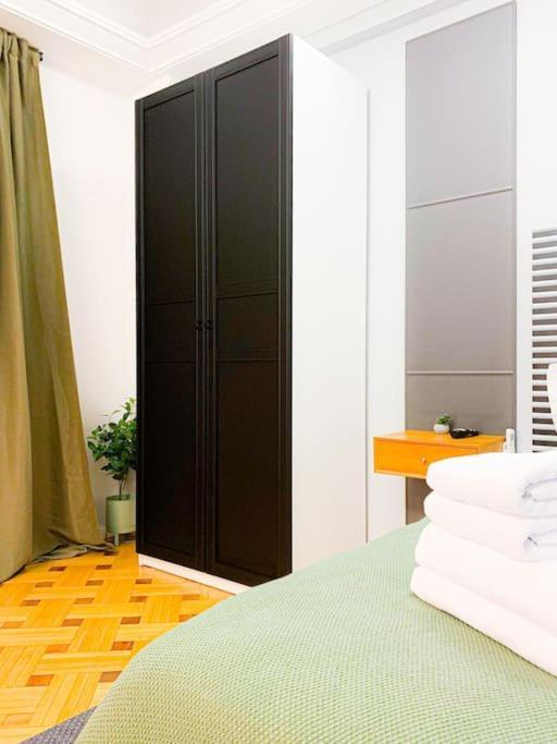 Chic Urbana: 140sqm 5-bedroom Downtown Gem * Bucarest