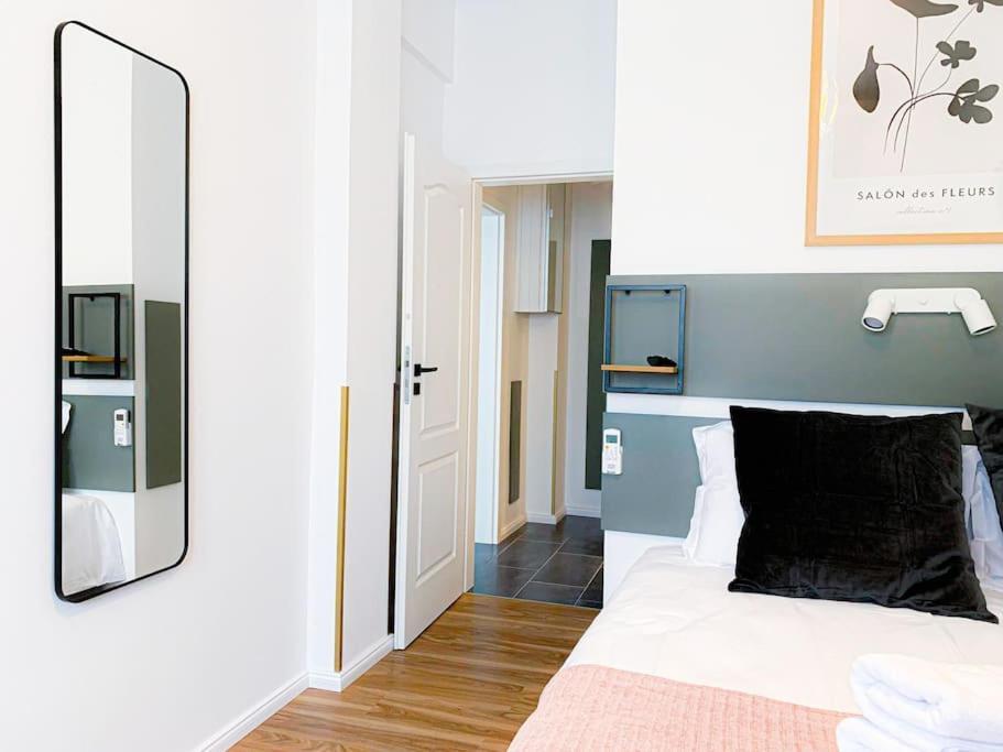 Chic Urbana: 140sqm 5-bedroom Downtown Gem Appartamento Bucarest