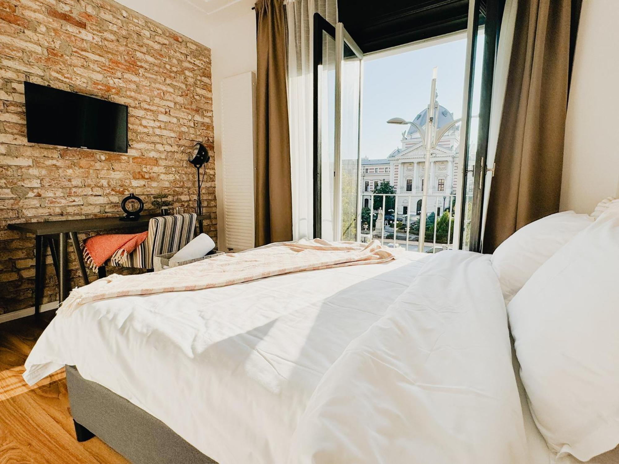 Chic Urbana: 140sqm 5-bedroom Downtown Gem * Bucarest